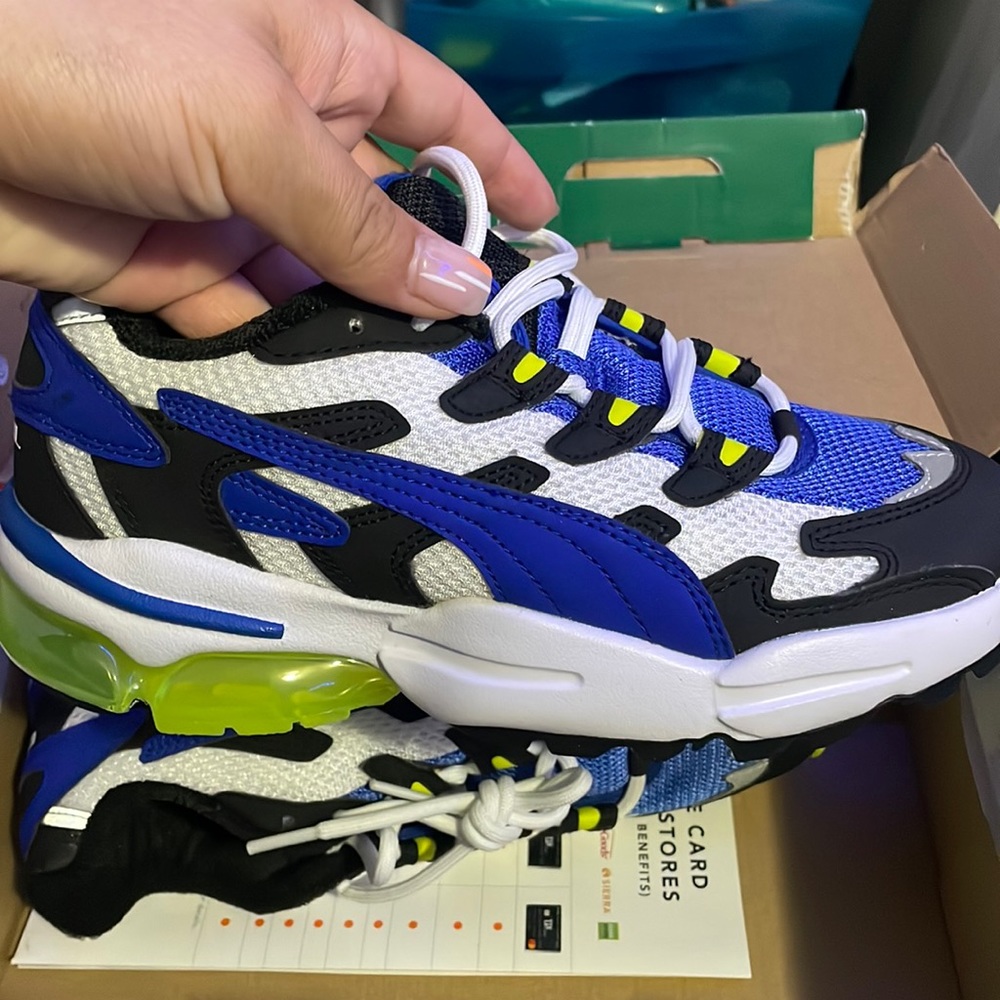 Kids PUMAS size 5